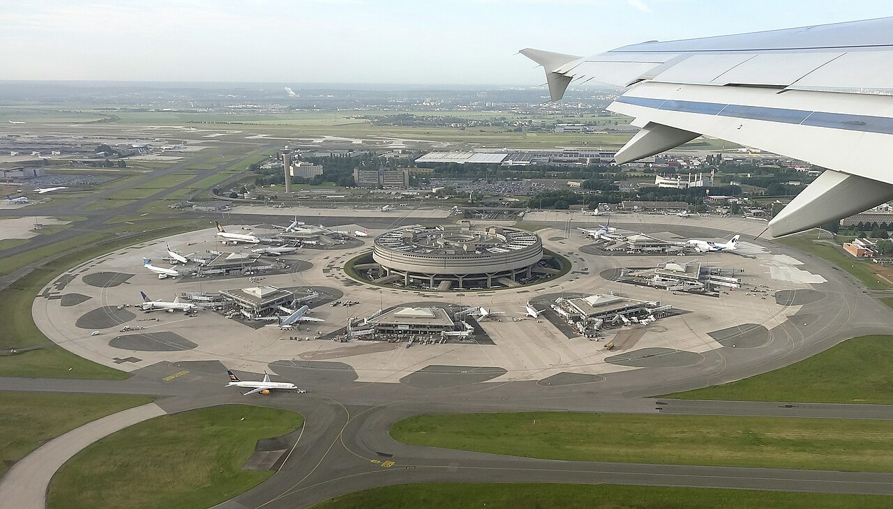 Vista aerea de una terminal y zona de operaciones de un aeropuerto.