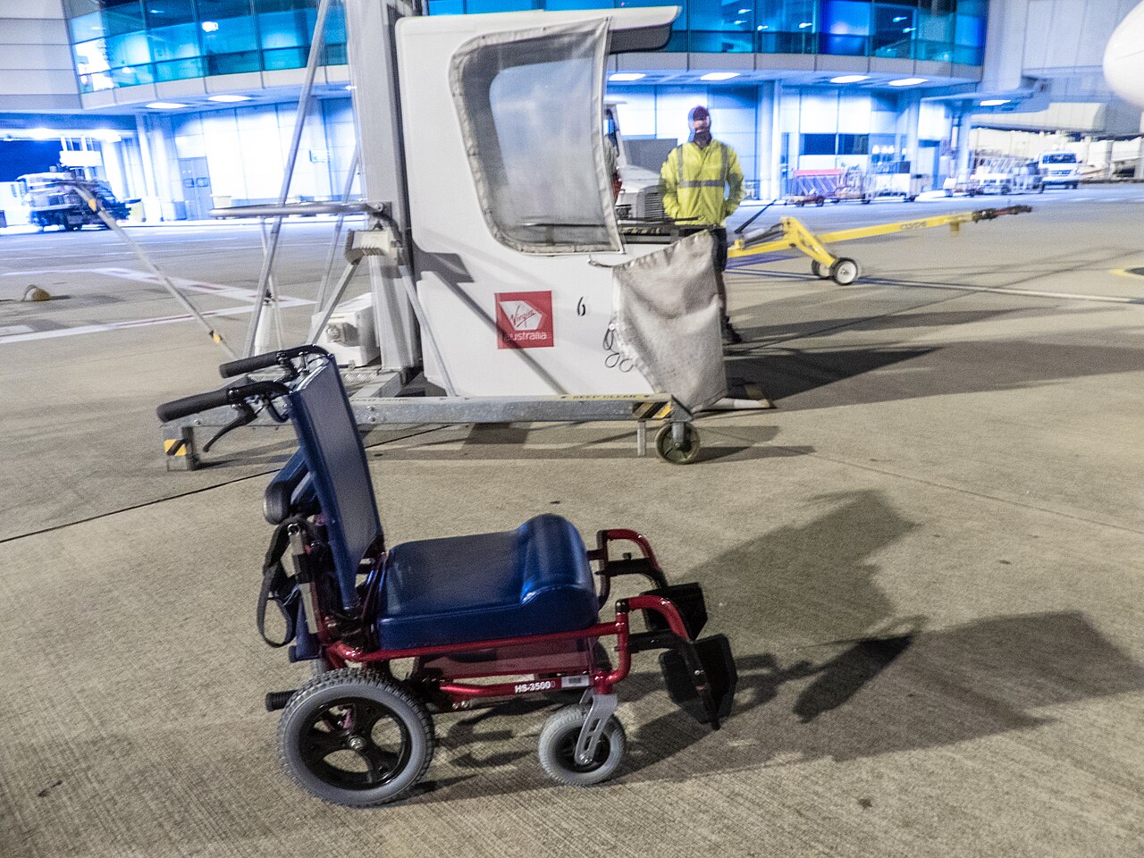 Silla de pasillo y plataforma elevadora para embarque accesible.